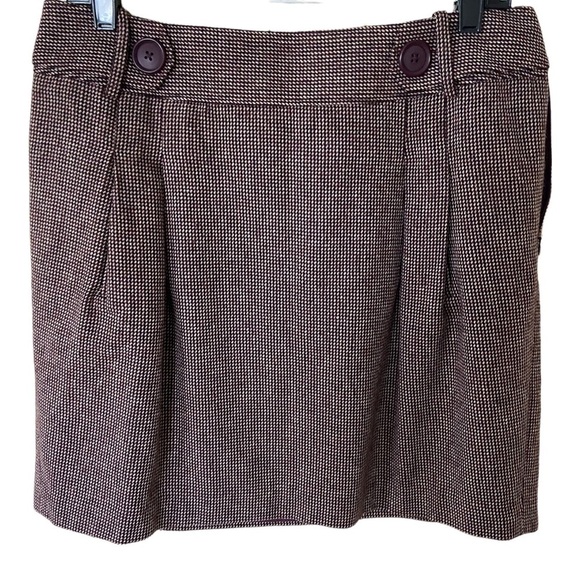 Loft skirt size 8 Burgundy/cream color two buttons, two pockets zipper in back - Picture 1 of 6